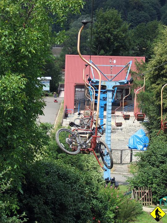 Karta1_ 024.jpg - Do rzeczy! Karnet "downhill" dzielimy na pół, czyli po 5 wyjazdów za ok 20 zł. Niestety musze to znowu napisać: Nic się nie poprawiło na wyciągu. Brutalne krzesełka pamiętające chyba rok moich urodzin niszczą ramy, zdzierając z nich lakier na każdym przęśle :(